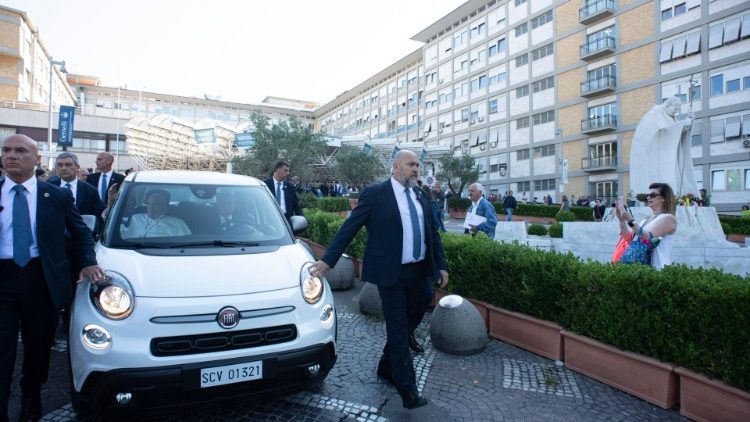 Francesco lascia il Gemelli