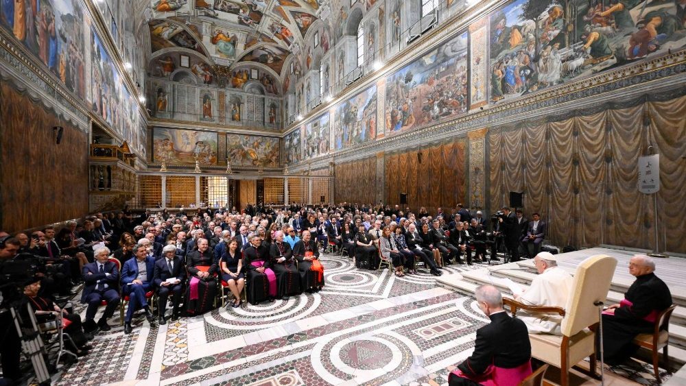 In Cappella Sistina, l'udienza di Papa Francesco agli artisti partecipanti all'incontro promosso in occasione del 50° anniversario dell'inaugurazione della Collezione d'Arte Moderna dei Musei Vaticani