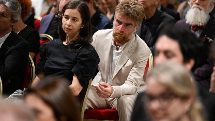 Alcuni degli artisti presenti in Cappella Sistina per l'udienza col Papa