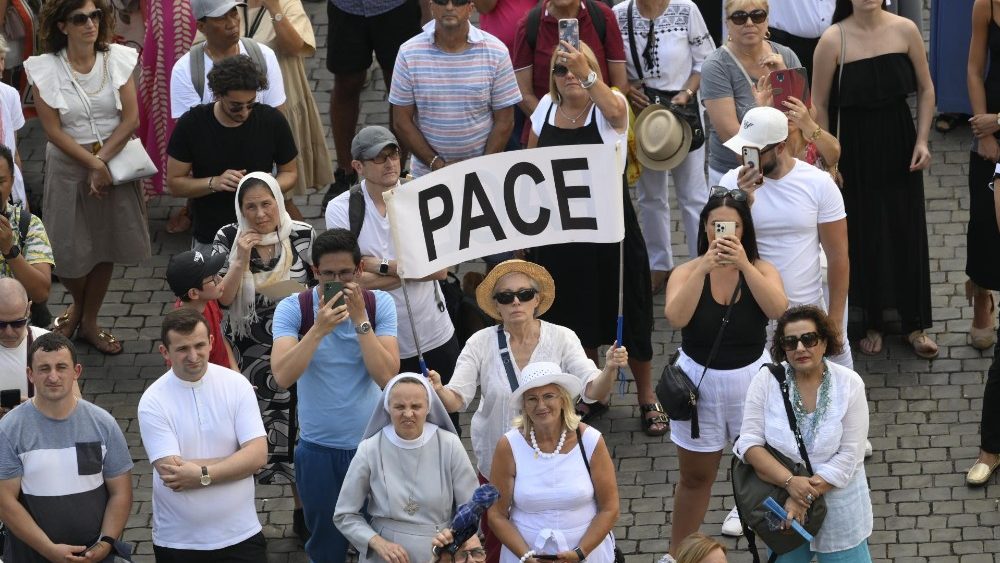 L'invocazione della pace risuona tra i fedeli in piazza San Pietro per l'Angelus