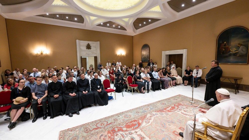 Il Papa con un gruppo di giovani polacchi del movimento "Oasi della Chiesa vivente"