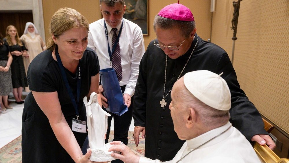 Il Papa con un gruppo di giovani polacchi del movimento "Oasi della Chiesa vivente"