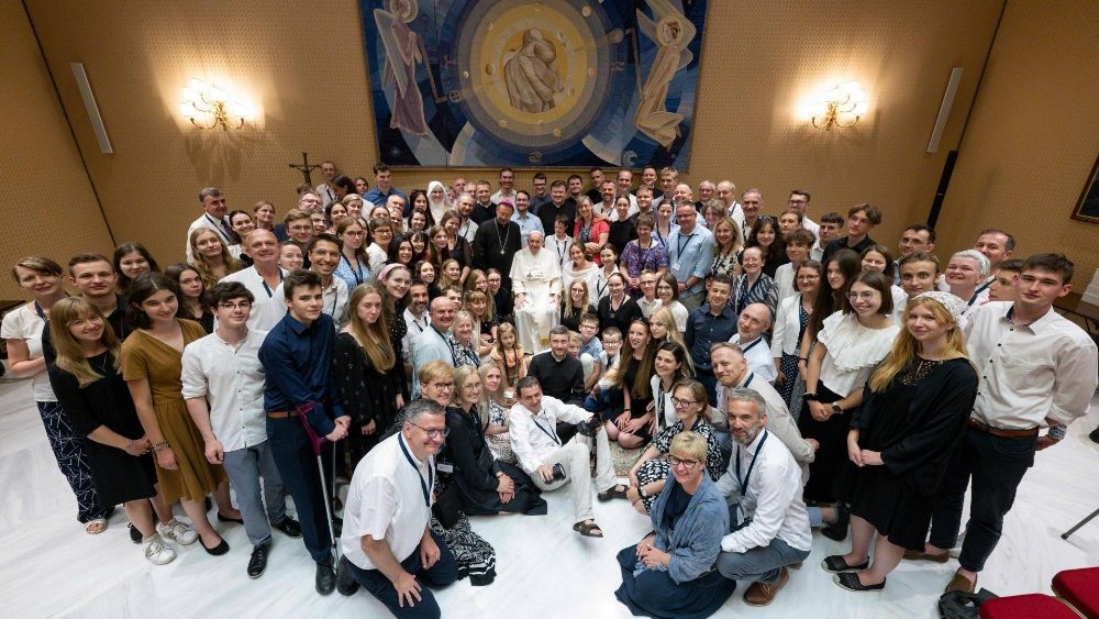 Il Papa con un gruppo di giovani polacchi del movimento "Oasi della Chiesa vivente"