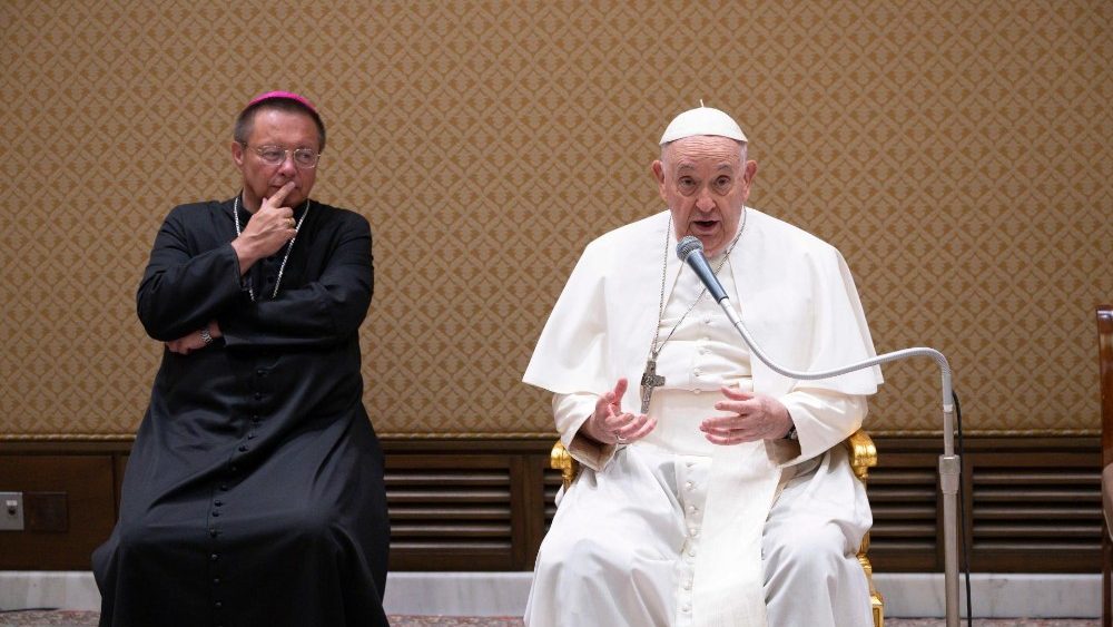 Il Papa con un gruppo di giovani polacchi del movimento "Oasi della Chiesa vivente"