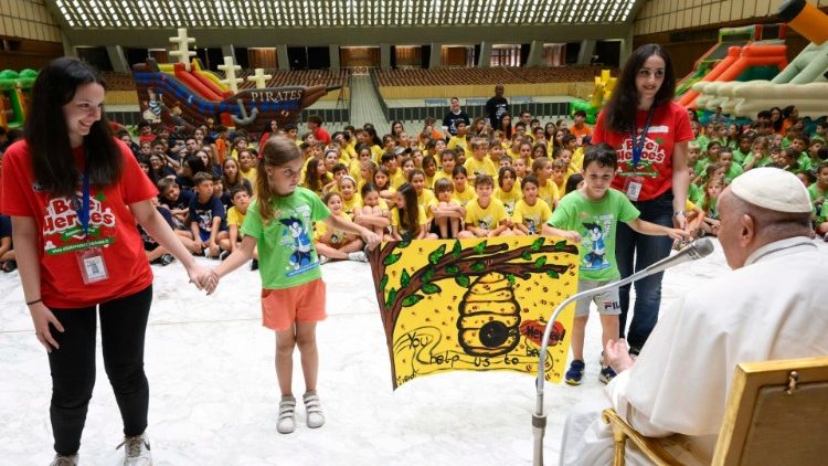 Visita de Francisco al centro veraniego vaticano