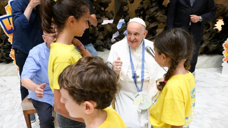 Visita de Francisco al centro veraniego vaticano