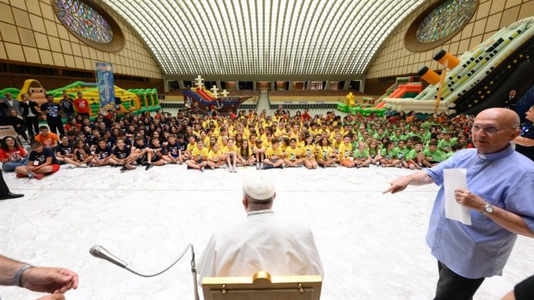 Visita de Francisco al centro veraniego vaticano