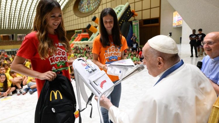 Visita de Francisco al centro veraniego vaticano