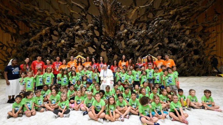 Visita de Francisco al centro veraniego vaticano