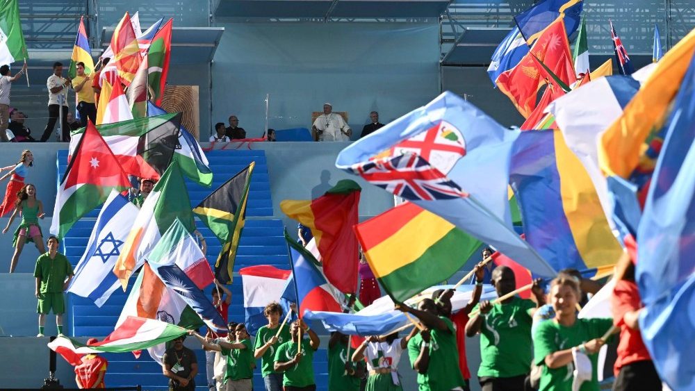 Giovani portabandiera alla cerimonia di accoglienza della Gmg di Lisbona