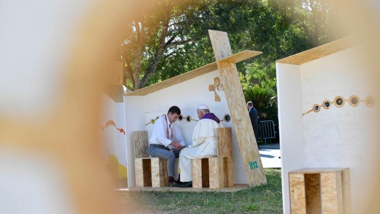 Papa Francesco confessa alcuni ragazzi