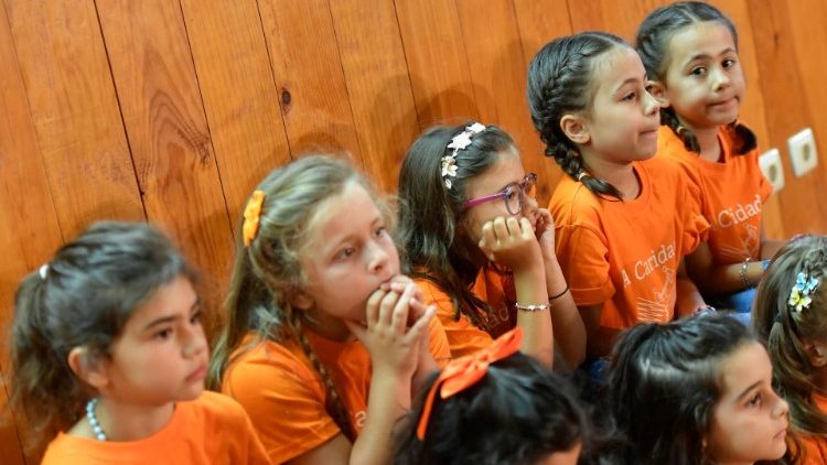 I bambini ascoltano il Papa