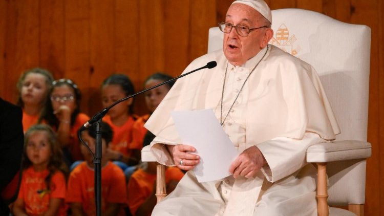 Papa Francesco nell'incontro con le realtà caritative a Lisbona