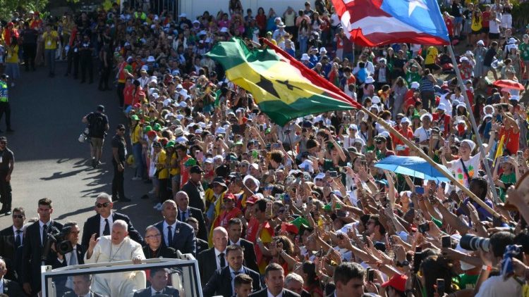 "Esta es la juventud del Papa", aclamaban en coro los peregrinos mientras el Papa recorría las calles aledañas al Parque Eduardo VII. (Vatican Media)