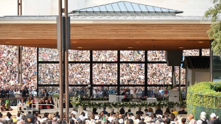 El Papa reza ante la Virgen de Fátima en la capilla de las Apariciones