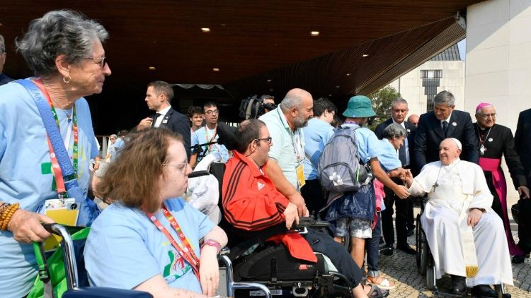 Alcuni ammalati salutano Francesco nella Cappellina delle Apparizioni