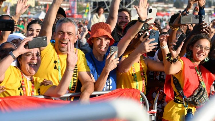 Los jóvenes en el Parque Tejo de Lisboa en la Misa de envío de la JMJ