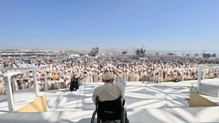 El Papa saluda a los jóvenes al final de la Misa en el Parque Tejo de Lisboa, Portugal.