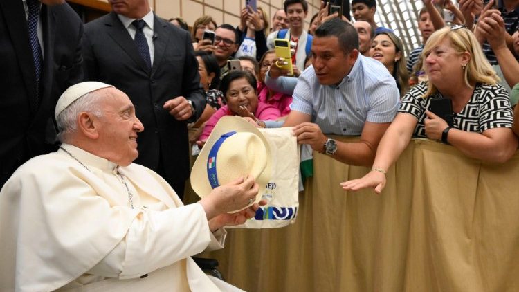 I saluti al Papa durante l'udienza generale