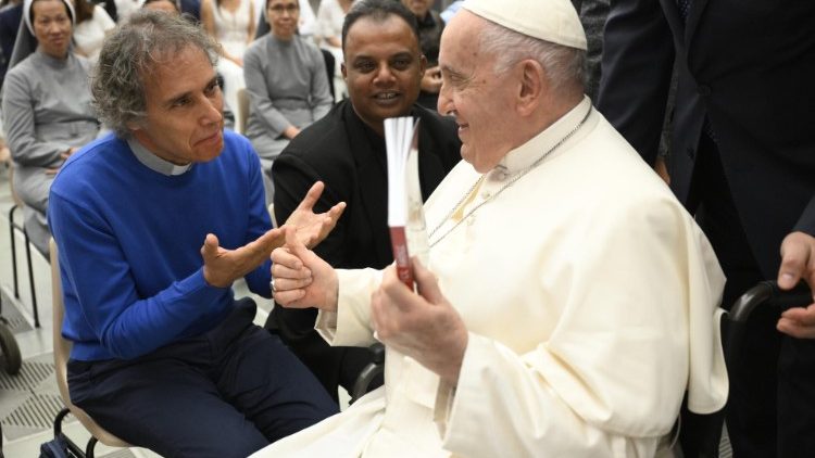 Papa Francesco e padre Vincenzo Bordo, missionario italiano fondatore a Seoul della “Casa di Anna"