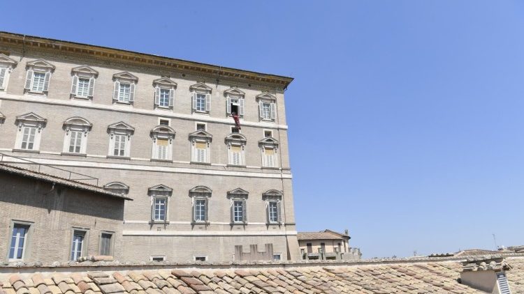 La finestra del Papa nel Palazzo Apostolico durante la recita dell'Angelus