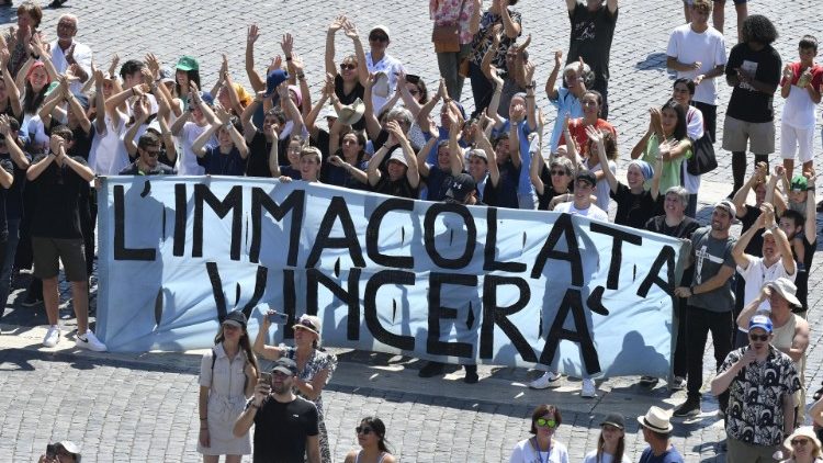 Fedeli in Piazza San Pietro nel giorno della solennità dell'Assunzione di Maria