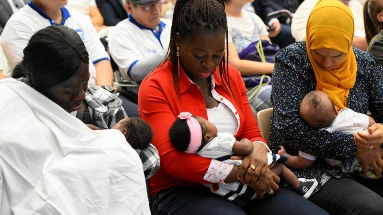 Alcune mamme con i loro bimbi all'udienza generale