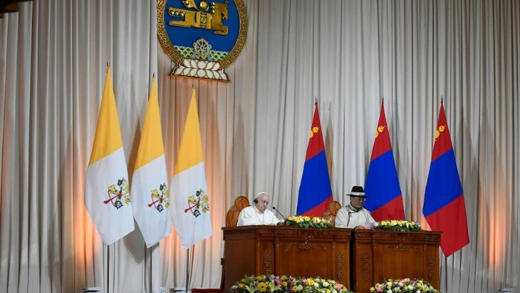 El primer evento público del Papa fue el encuentro con las autoridades, la sociedad civil y el cuerpo diplomático tras una jornada marcada por el descanso este viernes 1º de septiembre. (Vatican Media)