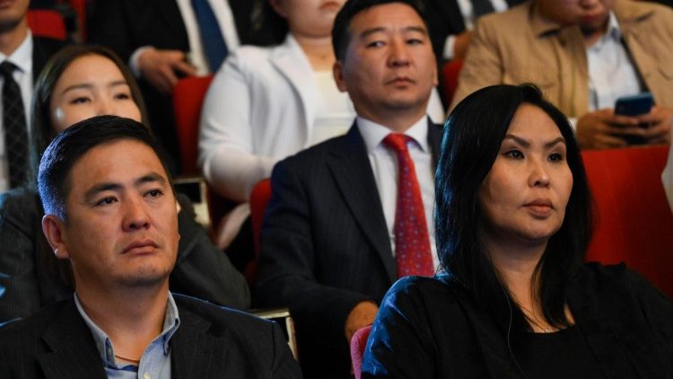 Los asistentes al encuentro del Papa con las autoridades, la sociedad civil y el cuerpo diplomático siguen con atención el discurso del Pontífice. (Vatican Media)