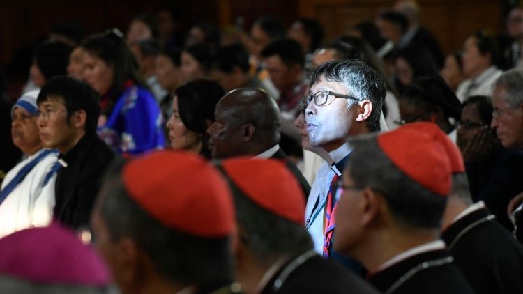 I fedeli in cattedrale