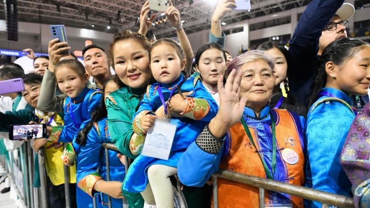 Oltre duemila persone hanno preso parte alla Santa Messa nella Steppe Arena di Ulaanbaatar con Papa Francesco