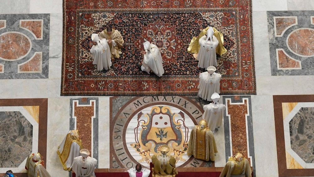 L'imposizione delle mani sui due nuovi vescovi ordinati nella Basilica Vaticana: monsignor Mauricio Rueda Beltz (a sinistra) e monsignor George George Panamthundil 