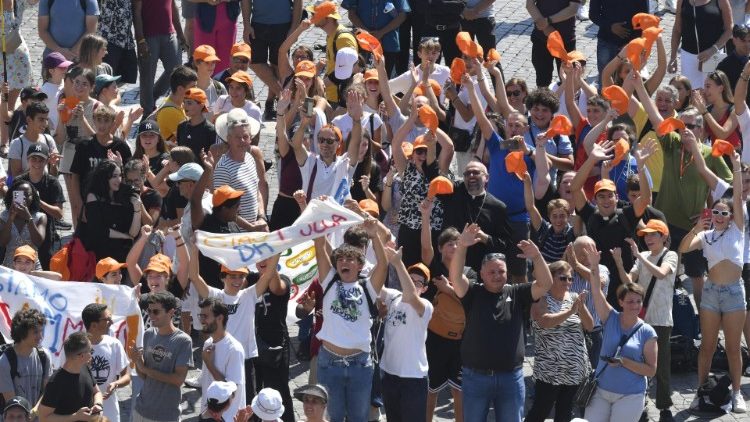 Gli studenti delle scuole superiori di Lucca, in piazza San Pietro insieme ad altri gruppi di fedeli, tra cui la parrocchia del Sacro Cuore di Gesù di Madrid, la comunità pastorale Cristo Risorto di Saronno, i cresimandi di Soliera: a tutti costoro il Papa ha rivolto un saluto