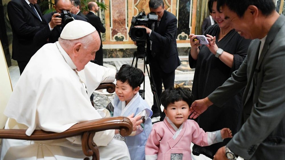 Il Papa saluta due bambini