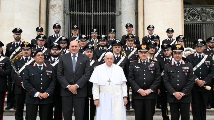 Retrato del Papa junto a un grupo de carabineros en el sagrado de la Basílica de San Pedro