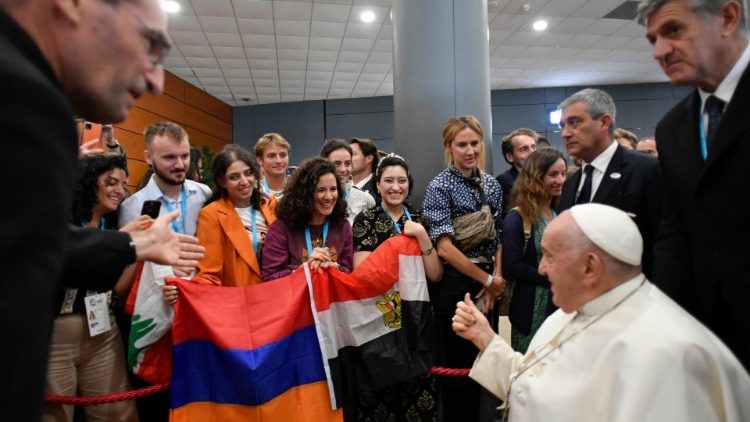 Francesco saluta alcuni giovani al Palais du Pharo