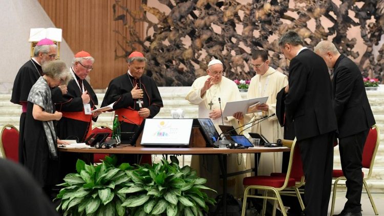 El Papa dirige la oración al inicio de la Primera Congregación General