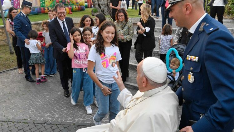 El Santo Padre saluda a los familiares de los gendarmes vaticanos.