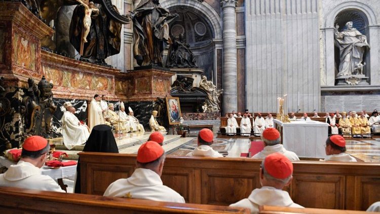 Participantes en la asamblea sinodal durante la misa en San Pedro