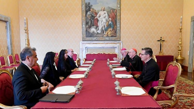 Dina Ercilia Boluarte Zegarra con il cardinale Parolin e monsignor Gallagher