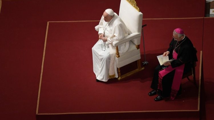 La preghiera del Papa nella Basilica di San Pietro
