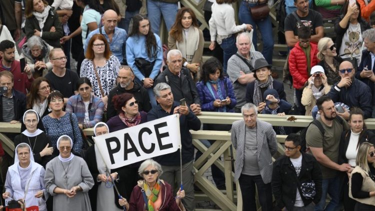 I fedeli in Piazza San Pietro per l'Angelus