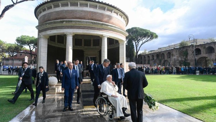 Francesco all'ingresso del Rome War Cemetery