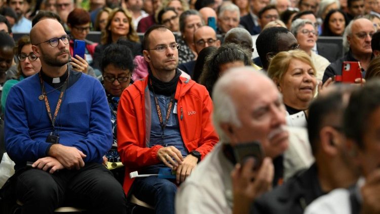 Partecipanti nell'Aula Paolo VI all'evento "Chiamati, trasformati e inviati" organizzato da Charis