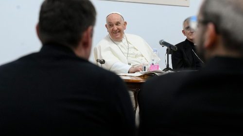 Il Papa alla periferia di Roma, l'incontro coi parroci e l'abbraccio a chi è senza casa