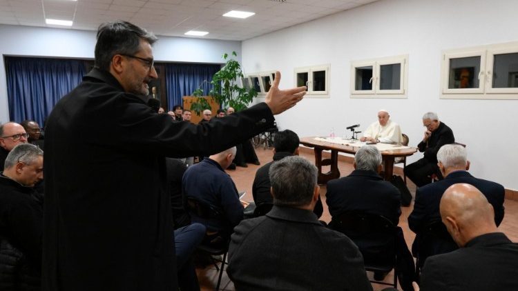 Un'ora e mezza di domande e risposte con i parroci