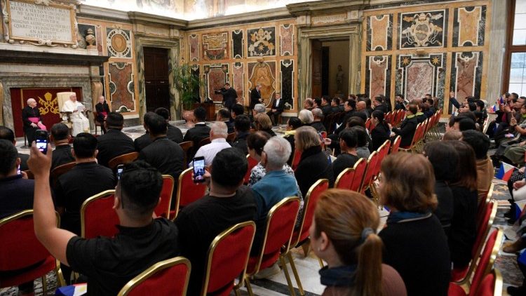 L'incontro di Papa Francesco in Sala Clementina con i pellegrini della diocesi di Ozamis (Filippine)