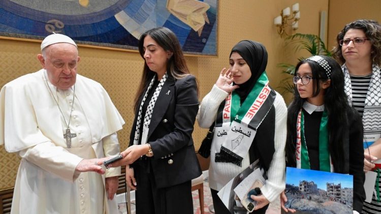Familiari di palestnesi a Gaza durante l'udienza con il Papa
