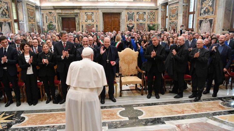 El Papa durante la audiencia con los alcaldes y ciudadanos de las regiones afectadas  por los terremotos de 2016 y 2017 .
