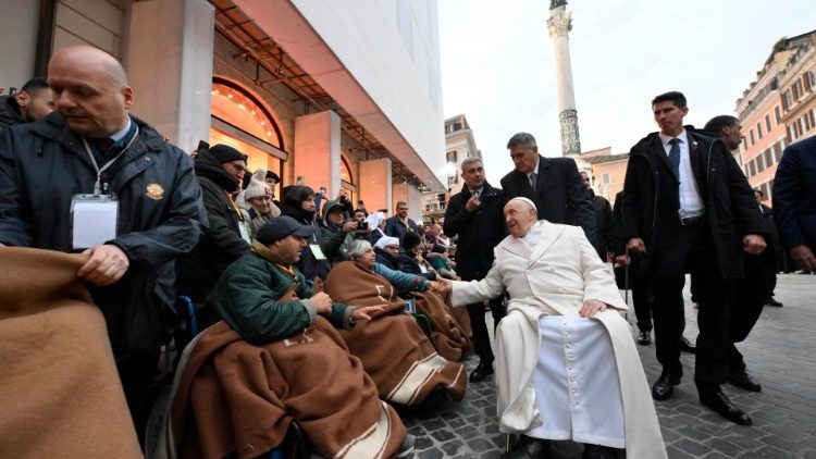 El Santo Padre saludando a los fieles en la Plaza de España 